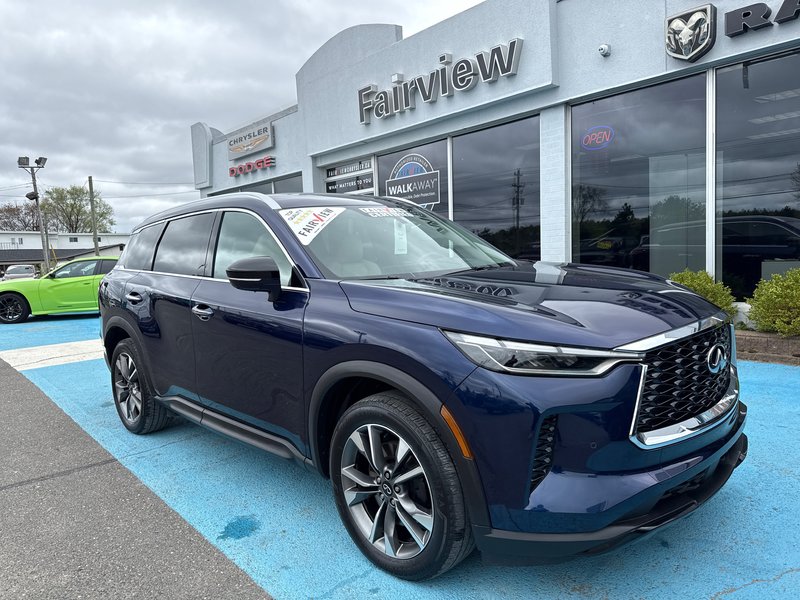 2023 Infiniti QX60 LUXE Upgraded interior panoramic roof seven passenger luxury vehicle