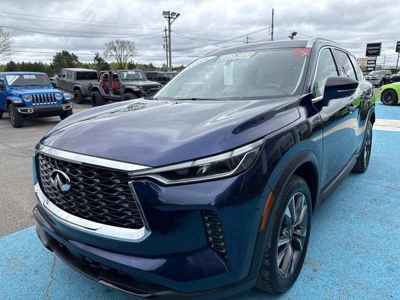2023 Infiniti QX60 LUXE Upgraded interior panoramic roof seven passenger luxury vehicle