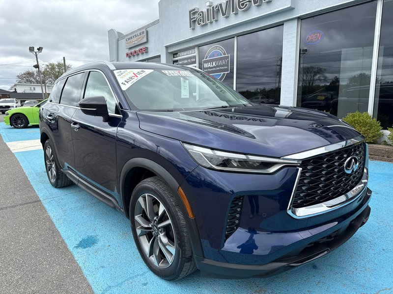 2023 Infiniti QX60 LUXE Upgraded interior panoramic roof seven passenger luxury vehicle