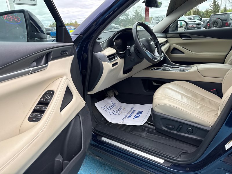 2023 Infiniti QX60 LUXE Upgraded interior panoramic roof seven passenger luxury vehicle
