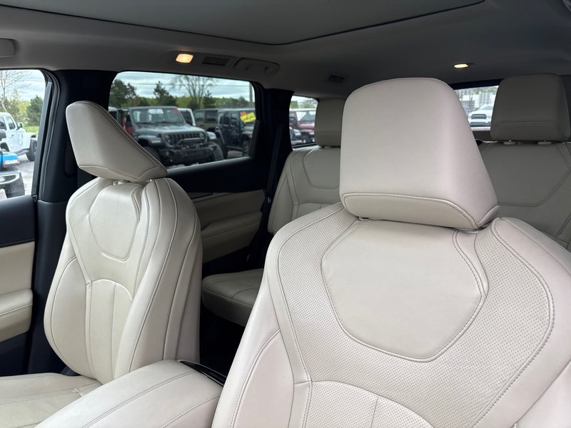 2023 Infiniti QX60 LUXE Upgraded interior panoramic roof seven passenger luxury vehicle