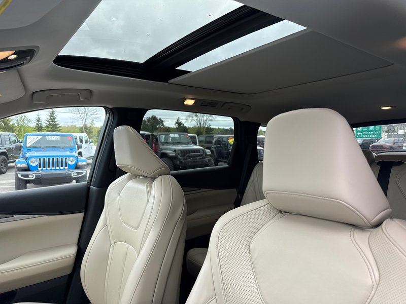 2023 Infiniti QX60 LUXE Upgraded interior panoramic roof seven passenger luxury vehicle