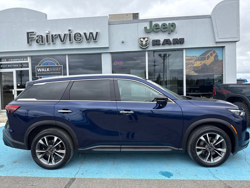 2023 Infiniti QX60 LUXE Upgraded interior panoramic roof seven passenger luxury vehicle