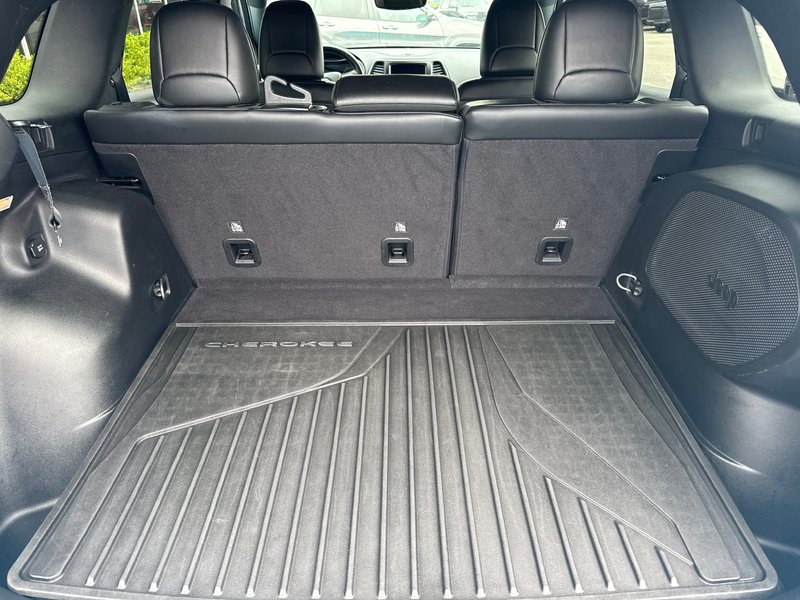 2021 Jeep Cherokee 80th Anniversary Leather, panoramic roof, advanced safety group, navigation