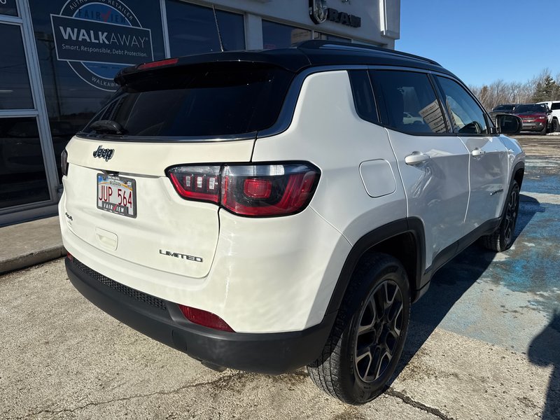 2018 Jeep Compass Limited Loaded with panoramic roof excellent condition