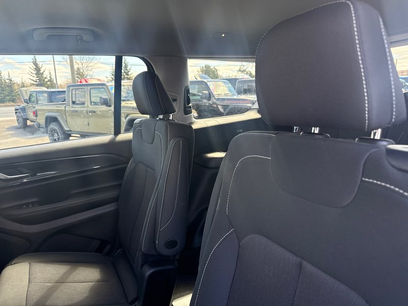 2023 Jeep Grand Cherokee L Laredo Amazing condition heated seats heated wheel, Apple CarPlay