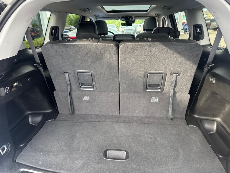 2023 Jeep Grand Cherokee L Limited New tires, new brake brakes, two year safety full panoramic roof