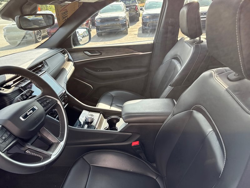 2024 Jeep Grand Cherokee L Limited Seven passenger fully loaded panel roof