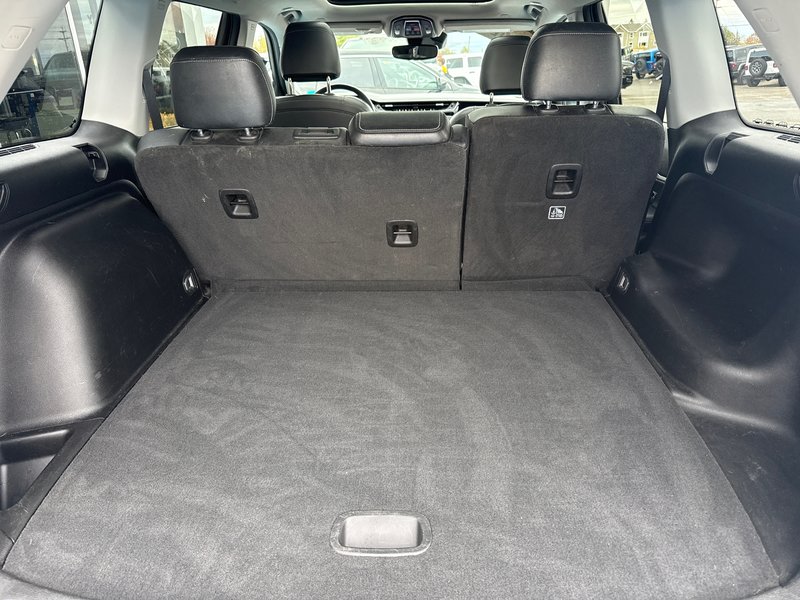 2023 Jeep Grand Cherokee Limited Fully loaded panoramic sunroof, three TVs, leather, etc.