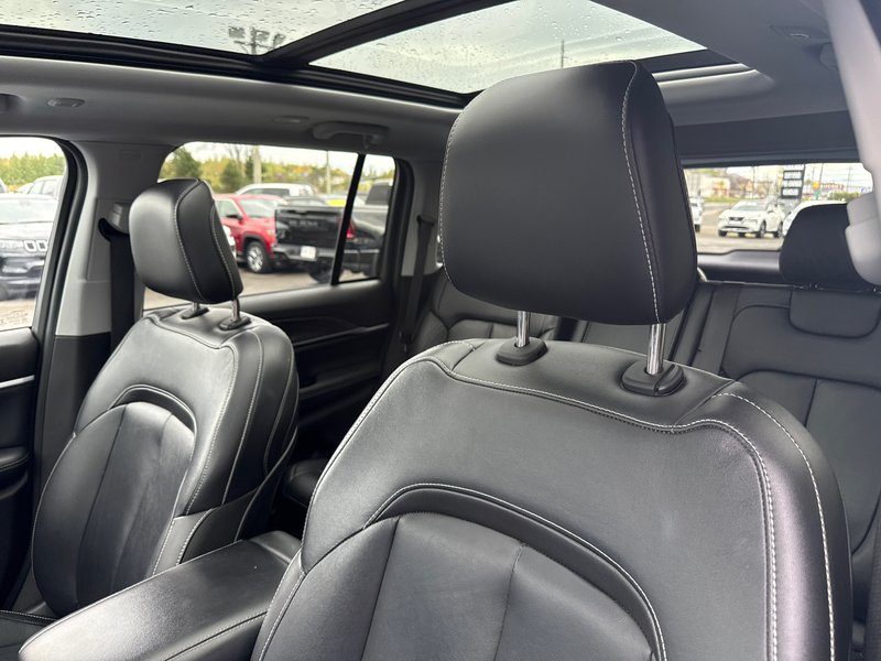 2023 Jeep Grand Cherokee Limited Fully loaded panoramic sunroof, three TVs, leather, etc.