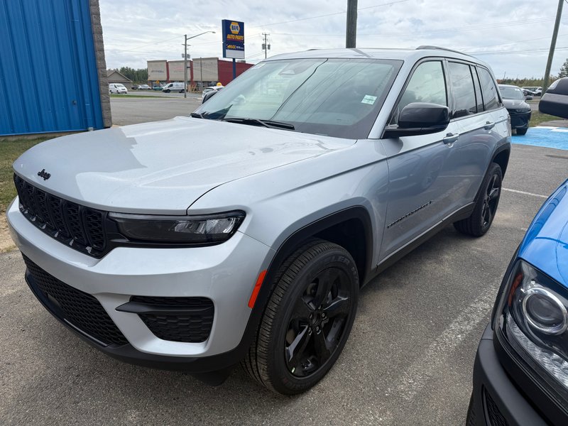 2025 Jeep GRAND CHEROKEE LAREDO ALTITUDE