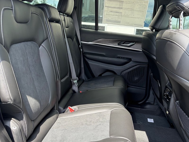 2026 Jeep Grand Cherokee ALTITUDE