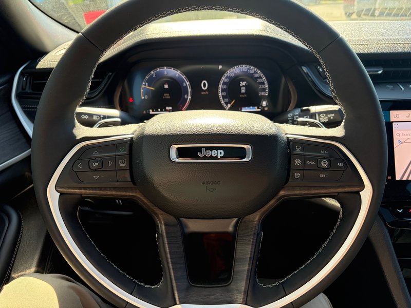 2026 Jeep GRAND CHEROKEE ALTITUDE ONLY 1,500KM! CLIENT TRADED FOR SMALLER VEHICLE! MSRP OF $70,000! SAVE MASSIVE!