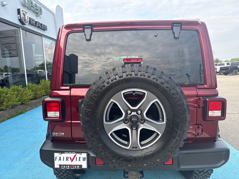 2021 Jeep Wrangler Unlimited Sahara leather loaded Fox lift kit, package brand new Rubicon rims and wild teak tires !!