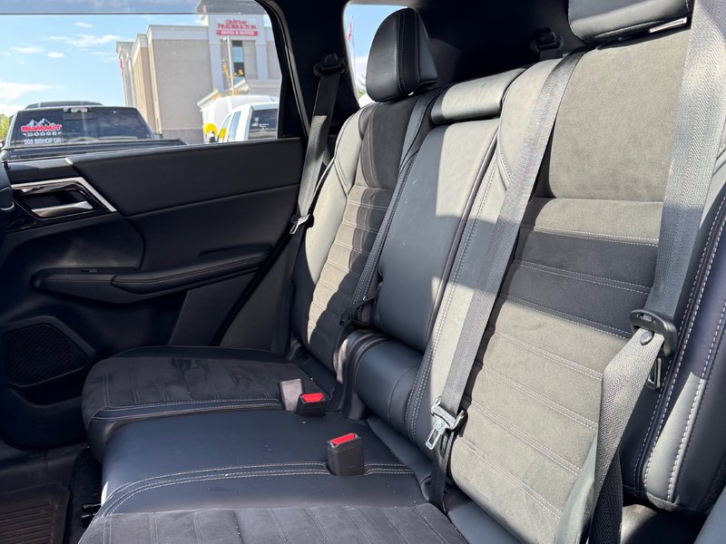 2023 Mitsubishi OUTLANDER SE
