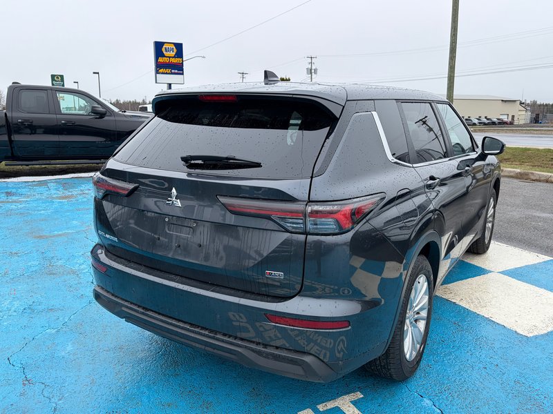 2025 Mitsubishi OUTLANDER ES
