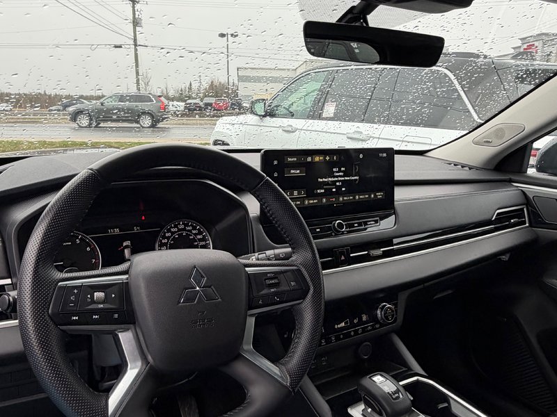 2025 Mitsubishi OUTLANDER ES
