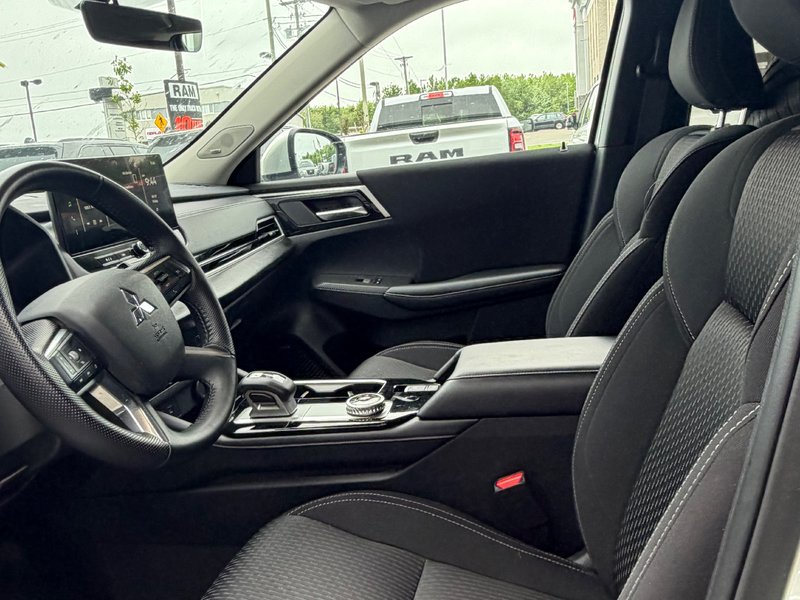 2025 Mitsubishi OUTLANDER ES