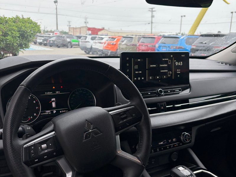 2025 Mitsubishi OUTLANDER ES