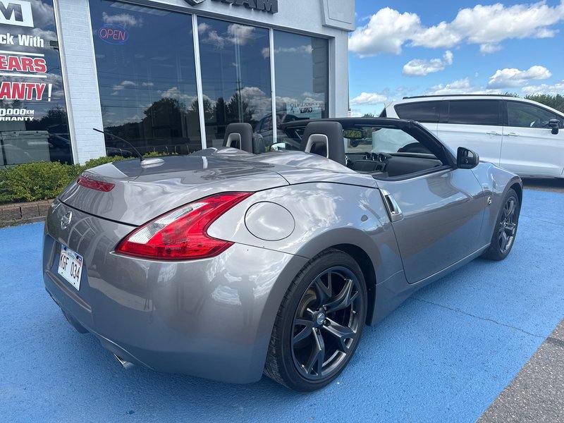 2010 Nissan 370Z Touring Showroom condition NEW MVI