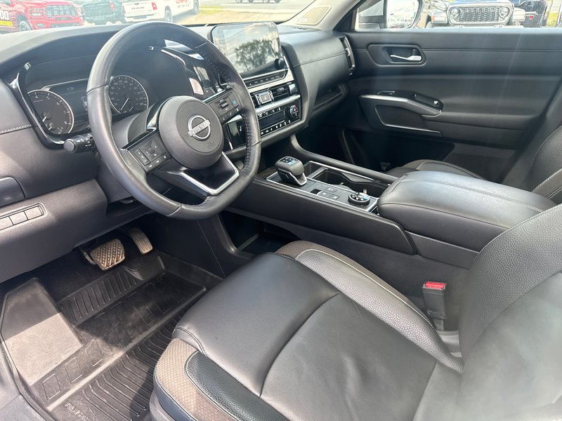 2022 Nissan Pathfinder SL night edition Absolutely like new condition, seven passenger leather sunroof, fully loaded