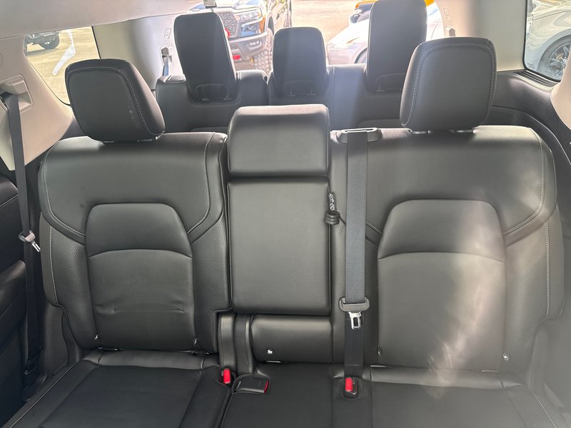 2022 Nissan Pathfinder SL night edition Absolutely like new condition, seven passenger leather sunroof, fully loaded