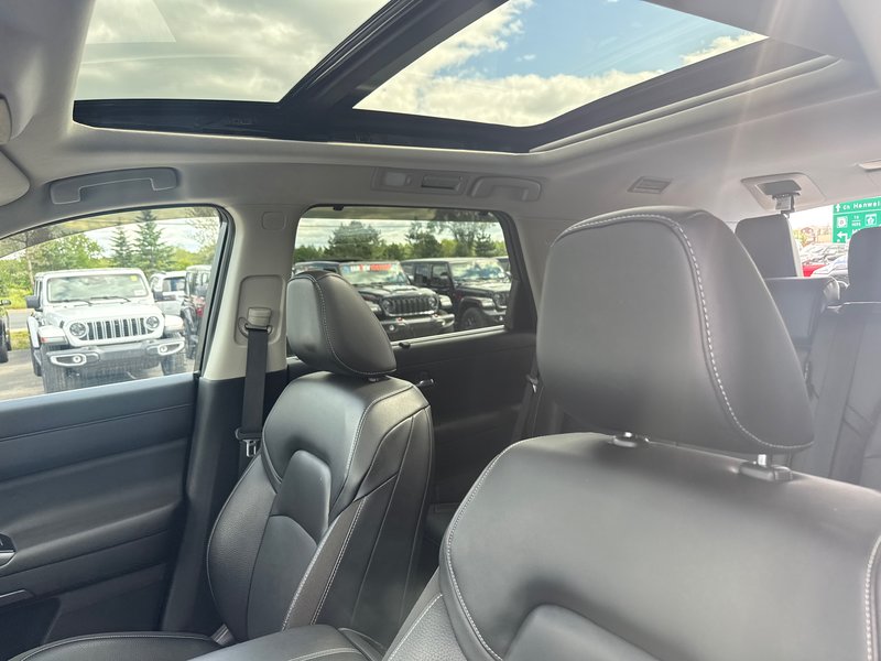 2022 Nissan Pathfinder SL night edition Absolutely like new condition, seven passenger leather sunroof, fully loaded