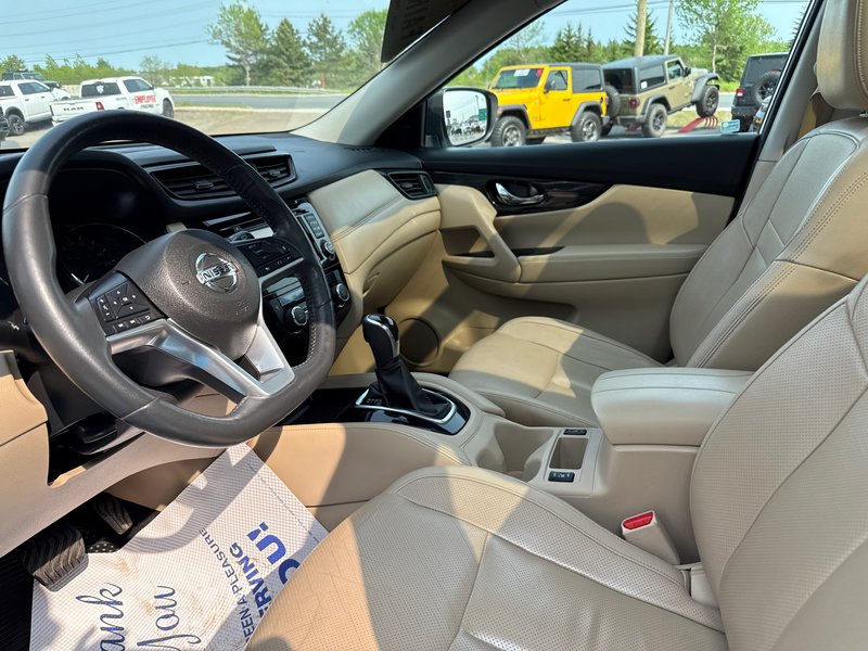 2017 Nissan Rogue SL Upgraded leather interior, Bose audio system full panoramic roof advanced safety group