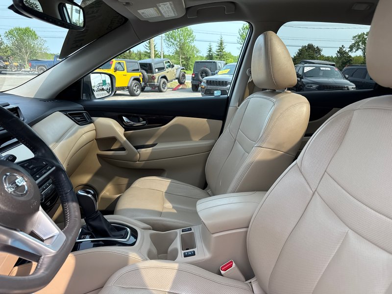 2017 Nissan Rogue SL Upgraded leather interior, Bose audio system full panoramic roof advanced safety group
