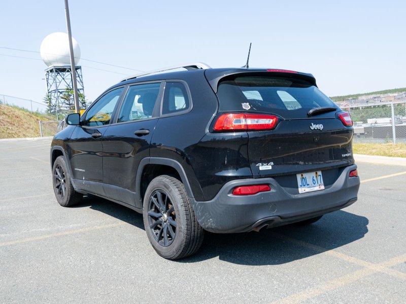 2016 Jeep Cherokee Sport