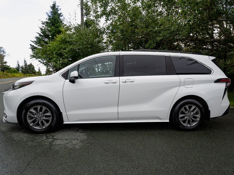 2022 Toyota Sienna LE