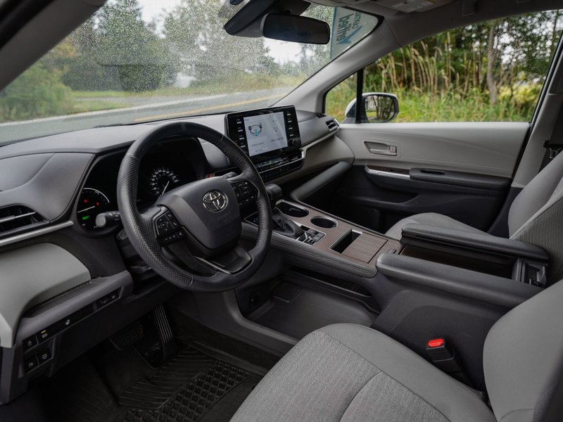 2022 Toyota Sienna LE