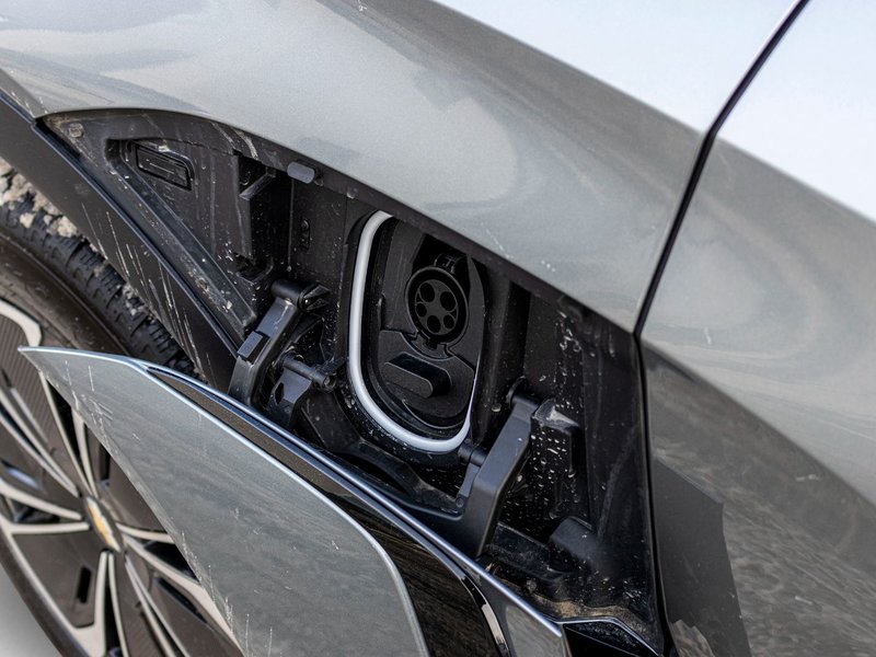 Chevrolet Blazer EV AWD LT CUIR TOIT NAV 11985KM 2025 1 PROPRIO COMME NEUF