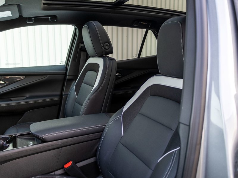 Chevrolet Blazer EV AWD LT CUIR TOIT NAV 11985KM 2025 1 PROPRIO COMME NEUF