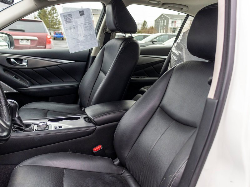 2017 Infiniti Q50 3.0t AWD BLANC CUIR NOIR TOIT LOW KMS