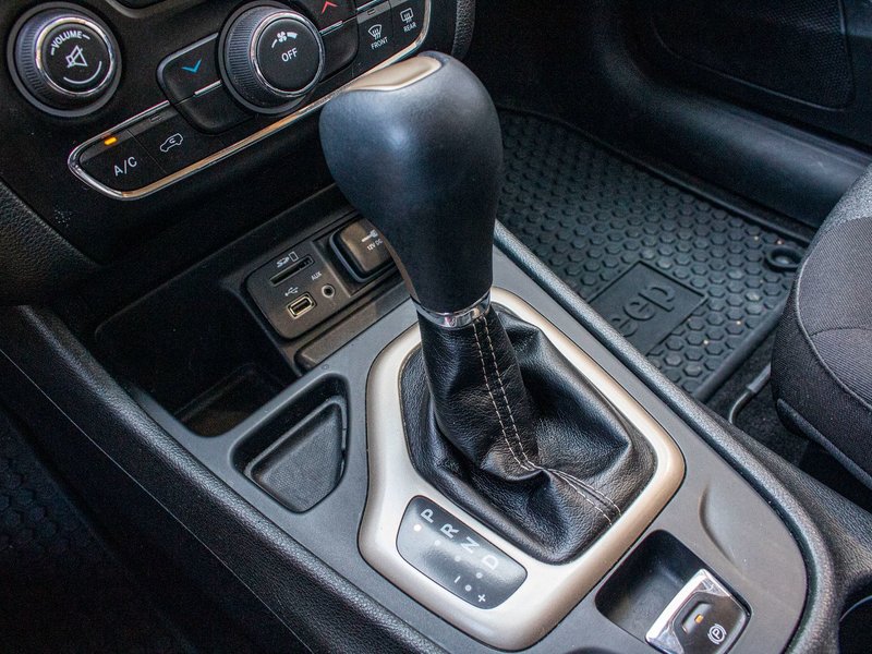 2014 Jeep Cherokee NORTH BAS KILO 8 PNEUS