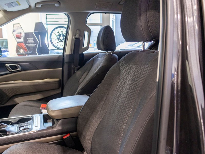 2025 Kia Carnival LX+ CHARCOAL PUSHSTART AUTOM DUAL A/C 1 OWNER NO CARFAX CLAIM