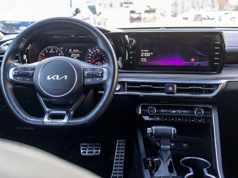 Kia K5 GT-LINE AWD 1.6T BLANC CUIR NOIR 2024 PAS DE RECLAMATION AU CARFAX