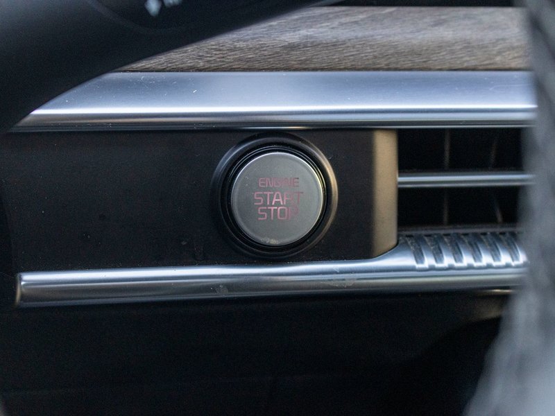 Kia K5 GT-LINE AWD 1.6T BLANC CUIR NOIR 2024 PAS DE RECLAMATION AU CARFAX