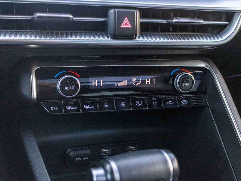 Kia K5 GT-LINE AWD 1.6T BLANC CUIR NOIR 2024 PAS DE RECLAMATION AU CARFAX