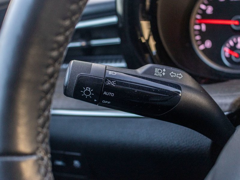 Kia K5 GT-LINE AWD 1.6T BLANC CUIR NOIR 2024 PAS DE RECLAMATION AU CARFAX