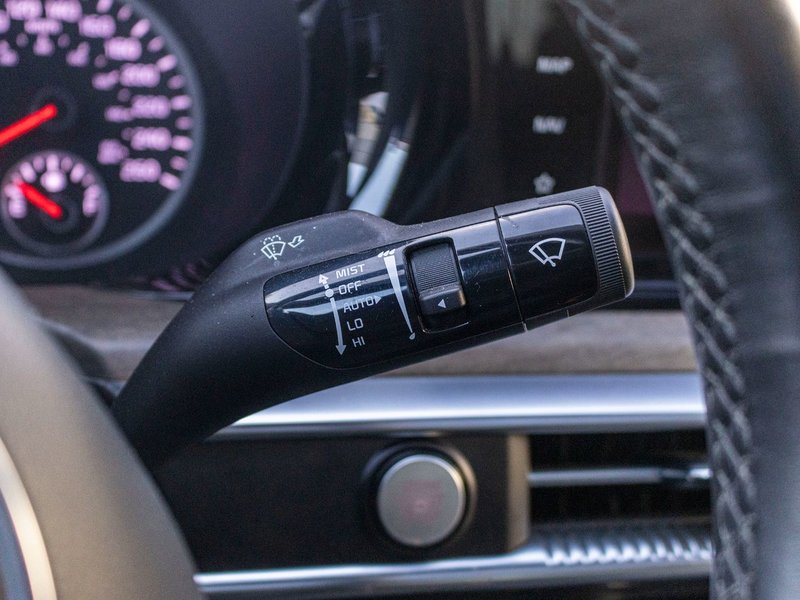 Kia K5 GT-LINE AWD 1.6T BLANC CUIR NOIR 2024 PAS DE RECLAMATION AU CARFAX