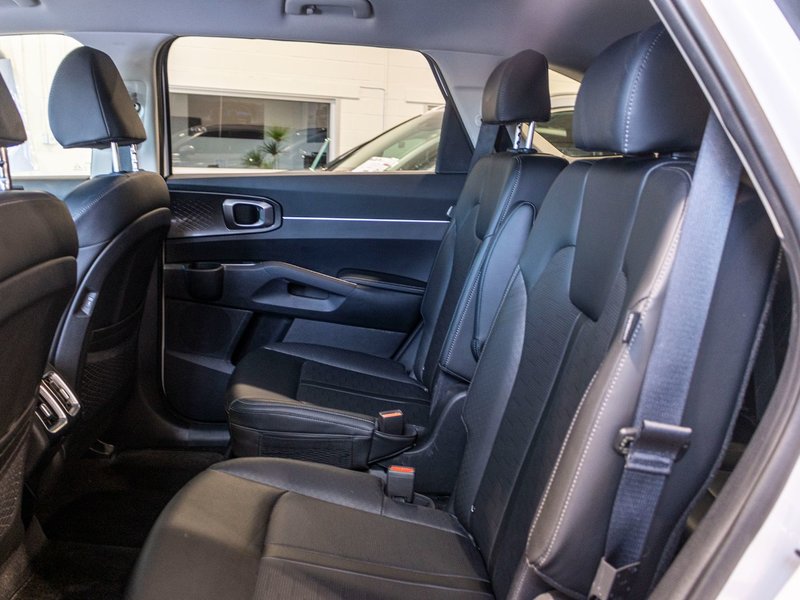 Kia SORENTO EX 2.5T AWD (PREM PAINT) EX AWD BLANC CUIR NOIR 977KM WOW 2025 EN INVENTAIRE