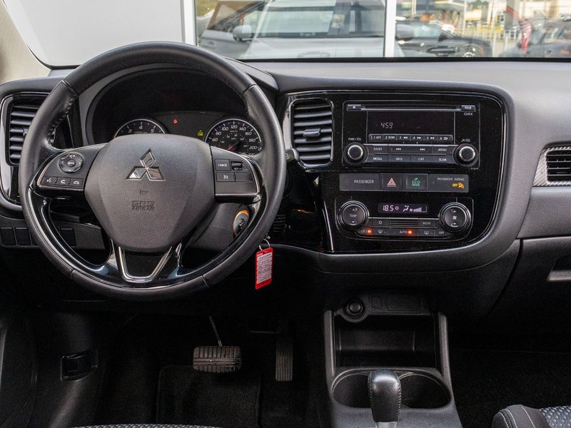 Mitsubishi Outlander ES 4CYL BLANC 83333KM 2016 1 PROPRIO PAS DE RECLAMTION AU CARFAX