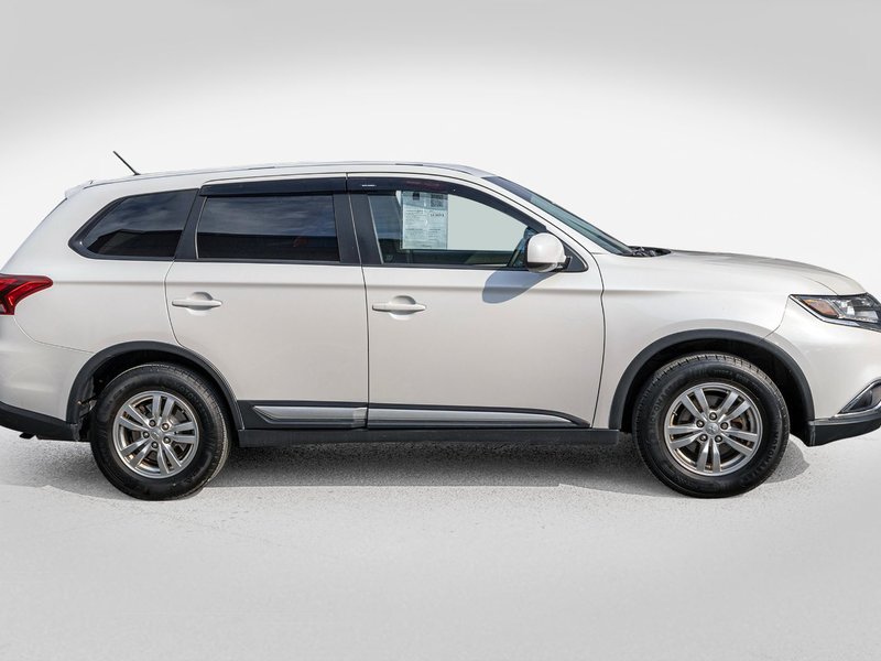 Mitsubishi Outlander ES 4CYL BLANC 83333KM 2016 1 PROPRIO PAS DE RECLAMTION AU CARFAX