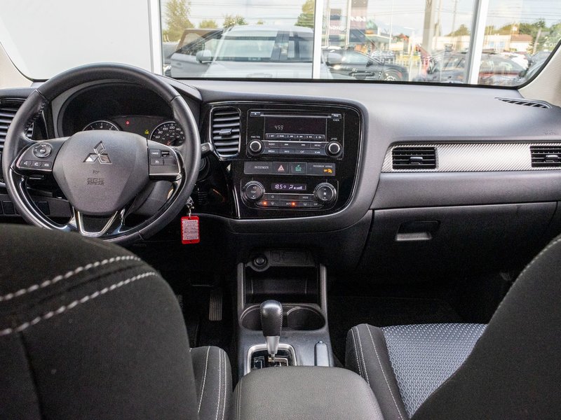 Mitsubishi Outlander ES 4CYL BLANC 83333KM 2016 1 PROPRIO PAS DE RECLAMTION AU CARFAX