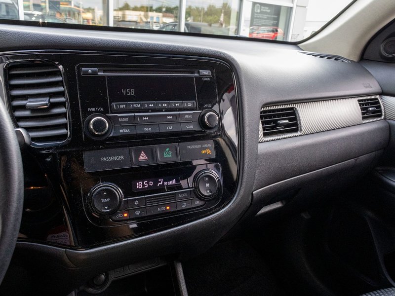 Mitsubishi Outlander ES 4CYL BLANC 83333KM 2016 1 PROPRIO PAS DE RECLAMTION AU CARFAX