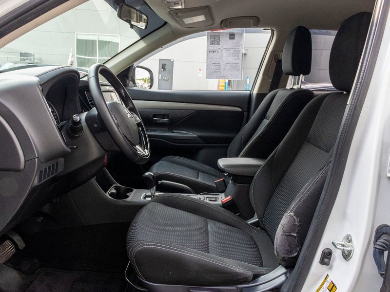 Mitsubishi Outlander ES 4CYL BLANC 83333KM 2016 1 PROPRIO PAS DE RECLAMTION AU CARFAX
