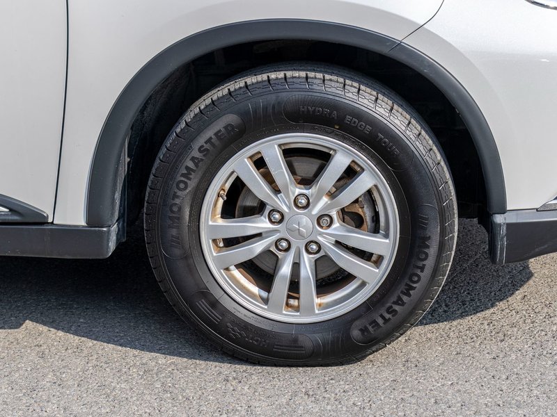 Mitsubishi Outlander ES 4CYL BLANC 83333KM 2016 1 PROPRIO PAS DE RECLAMTION AU CARFAX