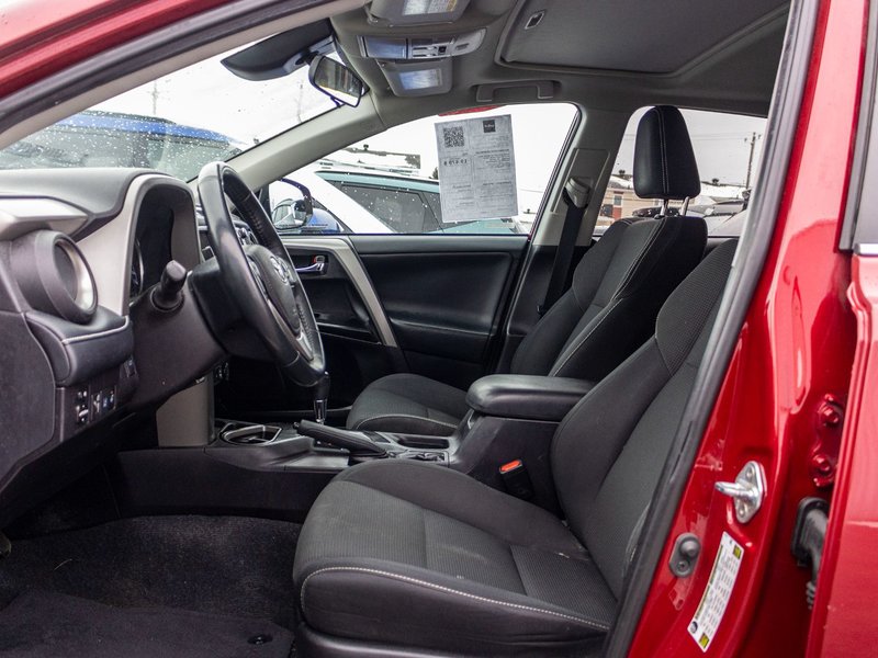 2018 Toyota RAV4 XLE TOIT ROUGE NO CARFAX CLAIM